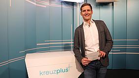 Michael Graßl moderiert das Fernsehmagazin kreuzplus