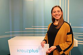 Maike Eikelmann moderiert das Fernsehmagazin kreuzplus