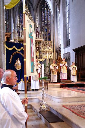 Mit Fahnenabordnung beteiligten sich zahlreiche Verbände beim Pontifikalamt zum Tag der Männer im Rahmen der Willibaldsfestwoche