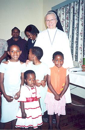 Schwester Gregoria Lutter mit Kindern ihres Kinderheims in Südafrika