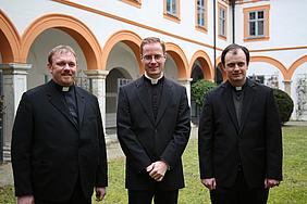 Die Weihekandidaten von links nach rechts: Markus Müller, Florian Leppert und Karsten Junk. pde-Foto: Geraldo Hoffmann
