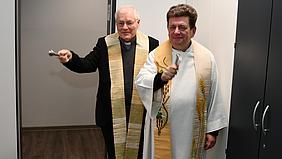 Caritaspräses Alfred Rottler (links) und Dekan Konrad Bayerle segneten die neuen Räumlichkeiten.