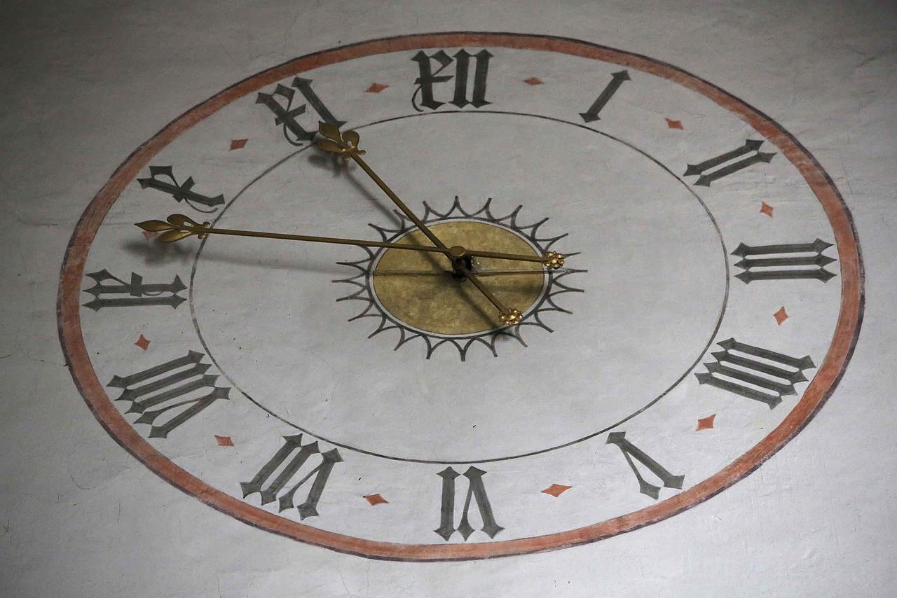 Uhr im Eichstätter Dom. pde-Foto: Geraldo Hoffmann