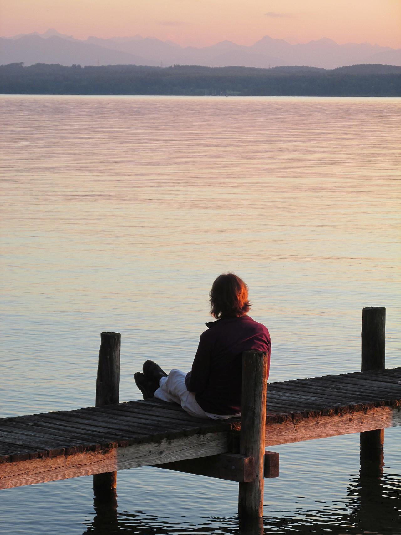 Eine Frau blickt über den See.