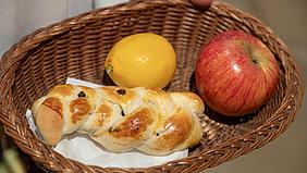 Osterkorb mit Hefezopf und Obst