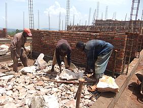 Bauarbeiten in Bugendana in der Erzdiözese Gitega im ostafrikanischen Burundi. pde-Foto: Karl Frey.