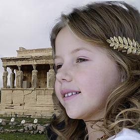 Mädchen mit griechischem Tempel im Hintergrund