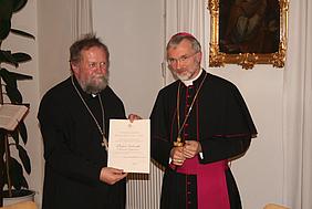 Rektor Paul Schmidt und Bischof Gregor Maria Hanke bei der Überreichung der Urkunde zum Monsignore.