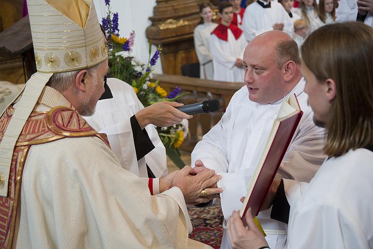 Die Kandidaten zur Diakonenweihe versprechen dem Bischof und seinen Nachfolgern den Gehorsam. Hier: Josef Del Mastro