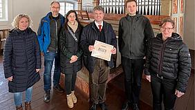 Domorganist Martin Bernreuther (Mitte) mit Teilnehmerinnen und Teilnehmern des Orgelworkshops vor der historischen Orgel in Hitzhofen. Foto: Karl Knöferle
