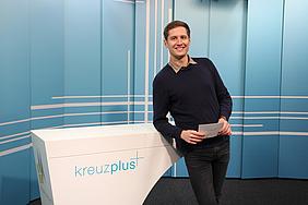 Michael Graßl moderiert das Fernsehmagazin kreuzplus. Foto: Johannes Heim/pde