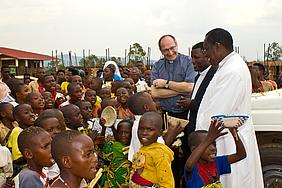 Pater Michael Huber mit Erzbischof Simon Ntamwana
