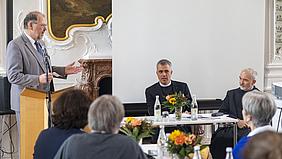 Bischof Gregor Maria Hanke (rechts) und Generalvikar Michael Alberter (mitte) im Gespräch mit dem Vorsitzenden des Diözesanrates, Christian Gärtner. 