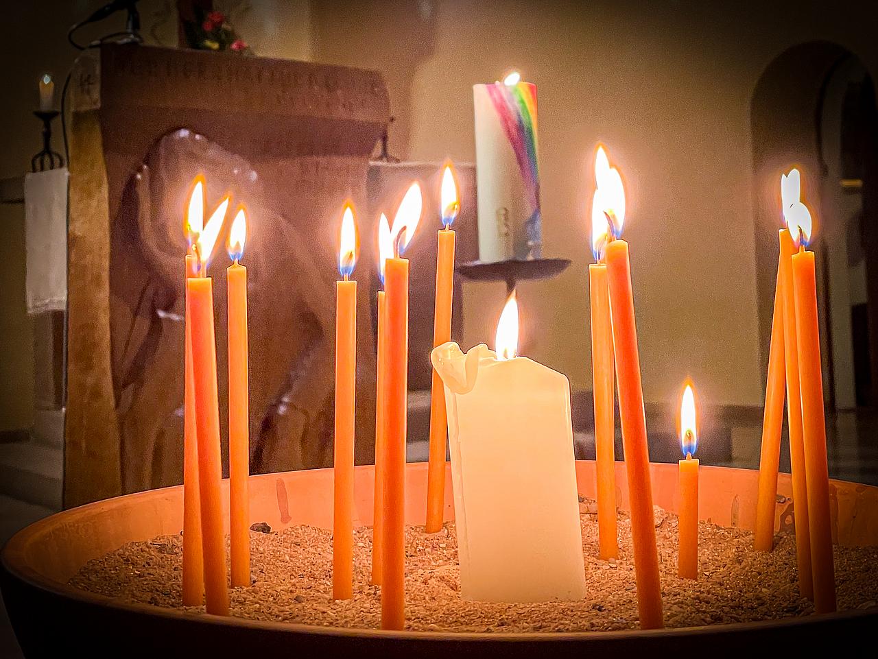 Kerzen in einer Kirche.