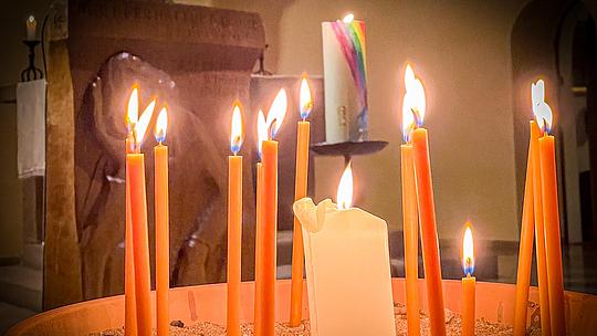 Kerze in einer Kirche