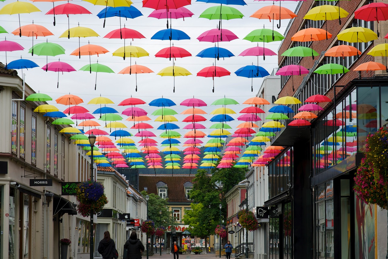 Bunte Regenschirme über einer Innenstadt
