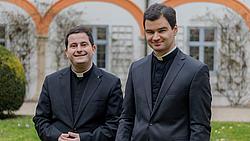 Portraitfotos der Weihekandidaten zur Priesterweihe 2024. Armin Drechsler (links) und Thomas Büttel (rechts). Foto: Norbert Staudt/pde