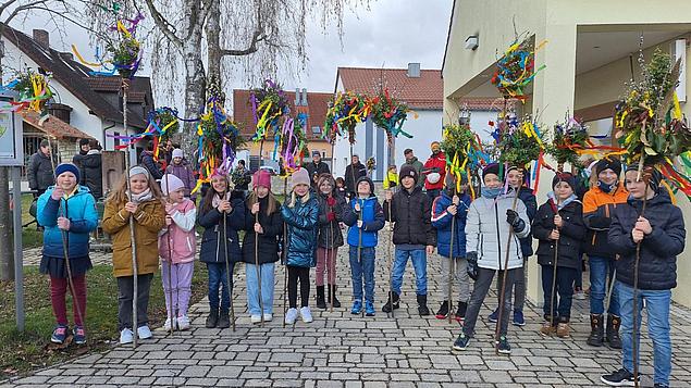Die Kinder aus Pölling und Ritterhof ließen ihre selbstgebastelten Palmbüschel segnen. - Foto: Kathrin Sand